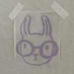 Eigenproduktion 1 Stück großes flauschiges Bügelbild "Hase mit Brille" lavendel