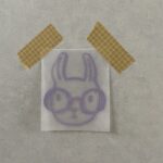 Eigenproduktion 1 Stück kleines flauschiges Bügelbild "Hase mit Brille" lavendel