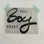 Eigenproduktion 1 Stück großes flauschiges Bügelbild "This Boy Rocks" schwarz
