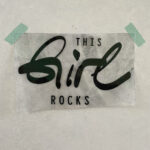 Eigenproduktion 1 Stück großes flauschiges Bügelbild "This Girl Rocks" schwarz