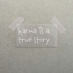 Eigenproduktion 1 Stück flauschiges Bügelbild "Karma is a true story" weiß